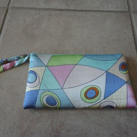 Abstract geometric print wristlet clucth NEW - Picture 1 of 2